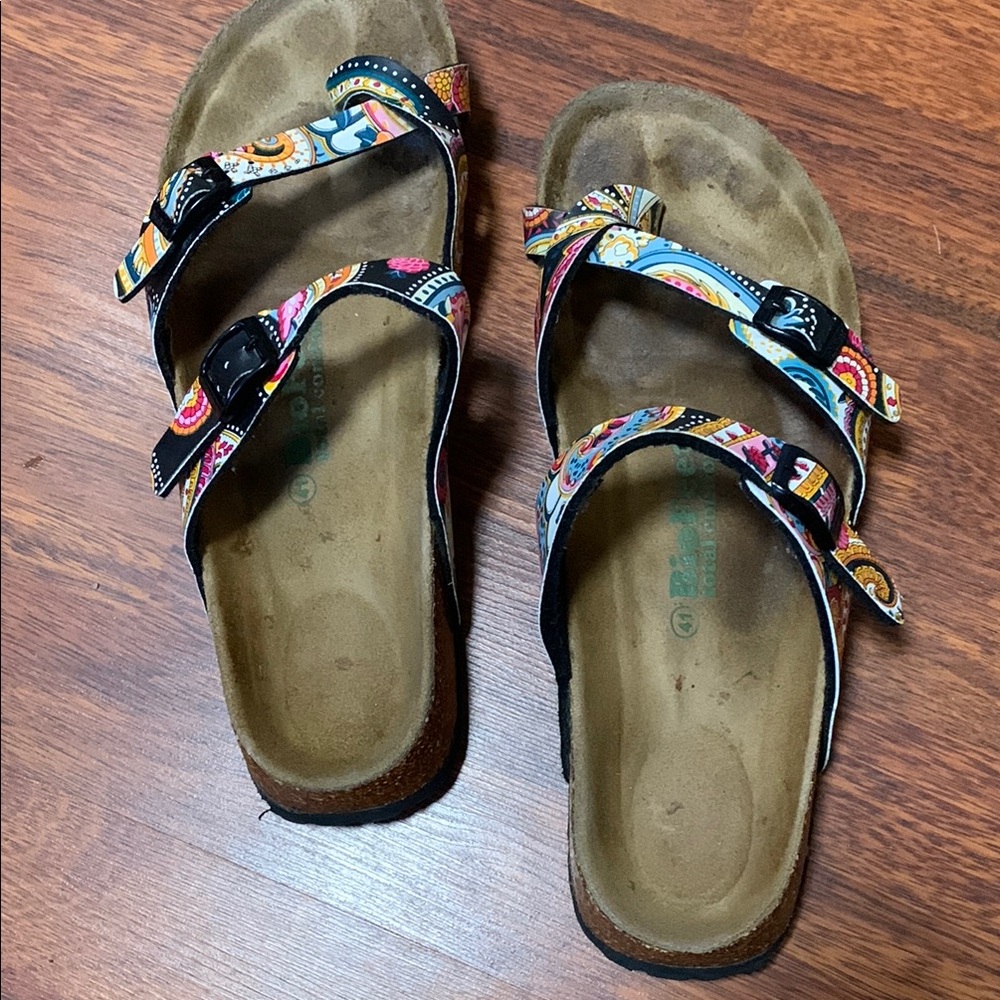 Black and Pink Sandals with Wide Straps and Adjustable Buckles